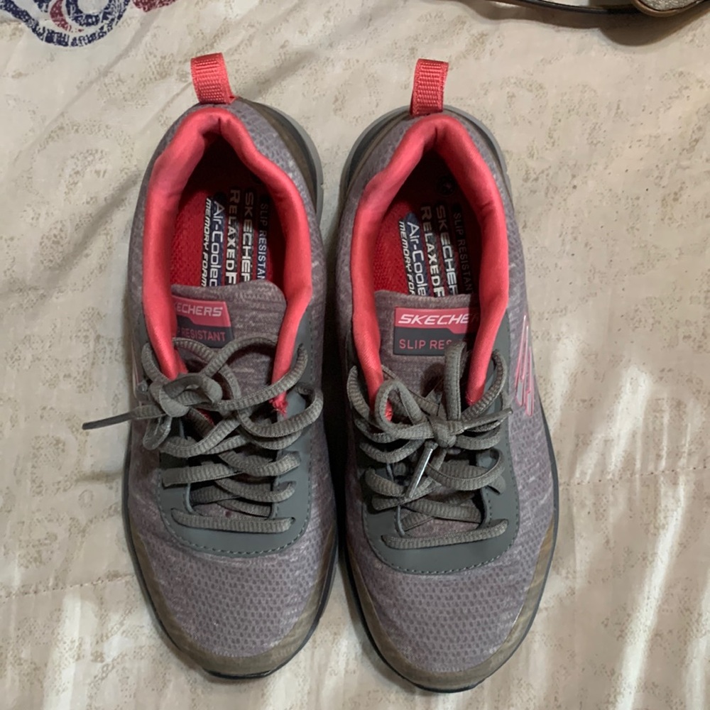 Really Nice women’s gray and pink Skechers sneakers gray and pink! Size 6.5.
